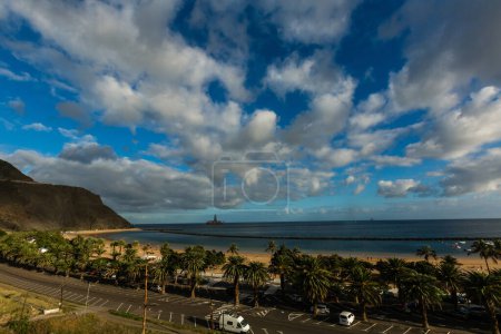 Foto de Vista de la playa de Teresitas cerca de Santa Cruz de Tenerife en las islas Canarias, España - Imagen libre de derechos
