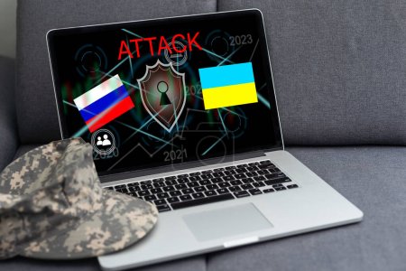 Cybercrime, Hacking und Technologiekriminalität. Laptop, Angriff auf Russland, Ukraine.