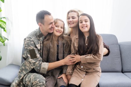 Soldat im Urlaub umarmt Tochter.