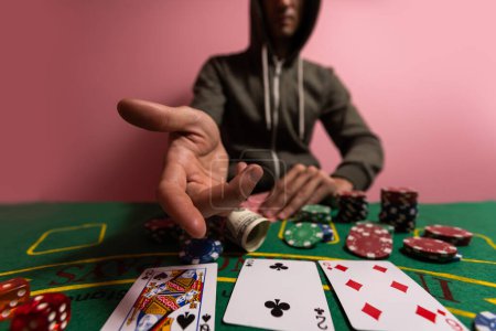 Téléchargez les photos : Joueur de poker heureux gagner et détenir des cartes - en image libre de droit