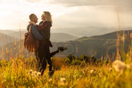 Téléchargez les photos : Travel to mountains, tourists hikers with backpacks at sunset enjoying panoramic view. - en image libre de droit