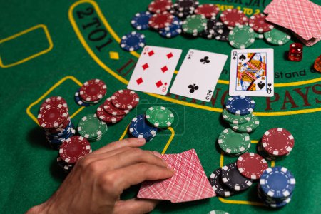 Téléchargez les photos : Joueur de poker heureux gagner et détenir des cartes - en image libre de droit
