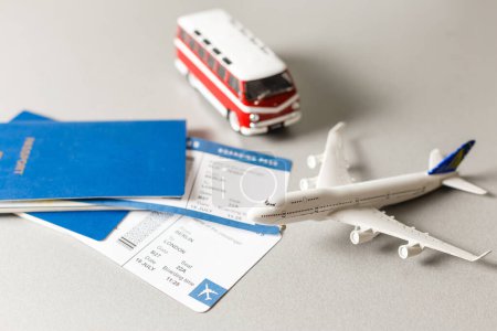 Téléchargez les photos : Passeport et avion avec des idées de voyage de vacances - en image libre de droit