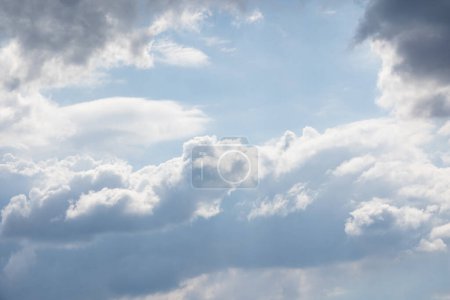Téléchargez les photos : Ciel bleu et nuages blancs flottaient dans le ciel par temps clair avec un soleil chaud combiné avec une brise fraîche soufflant contre le corps résultant en un miraculeux rafraîchissant comme le paradis - en image libre de droit
