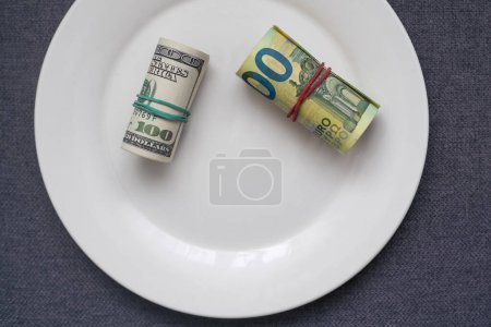 Foto de Dólares estadounidenses en placa aislada en blanco. - Imagen libre de derechos