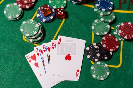 Foto de Concepto de juego de póquer en mesa verde. - Imagen libre de derechos