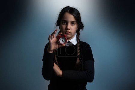 Téléchargez les photos : Wednesday student girl on a dark background - en image libre de droit