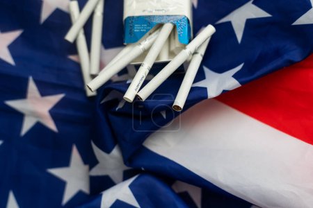 Téléchargez les photos : Transportation of illegal tobacco goods. Cigarettes on background of flag USA. - en image libre de droit