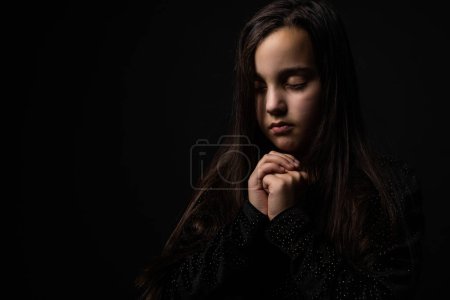Téléchargez les photos : Portrait d'une belle petite fille en prière. Expression faciale. Enfant et émotions. La foi et le concept biblique. - en image libre de droit
