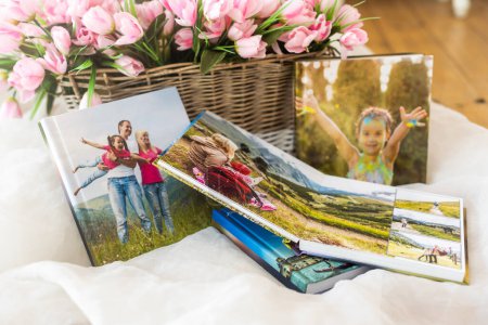Téléchargez les photos : Album photo avec fleurs roses, livres photos. - en image libre de droit