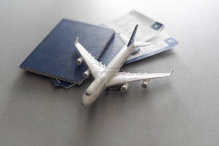 Foto de Pasaportes, tarjetas de embarque y avión de juguete sobre mesa blanca
. - Imagen libre de derechos