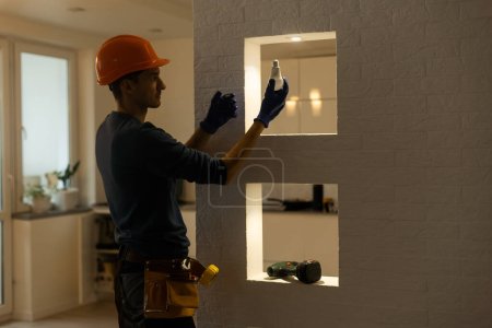 Foto de Electricista instala iluminación de lámpara y estilo loft spot. - Imagen libre de derechos