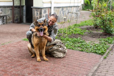 Militärtreffen mit einem Hund.
