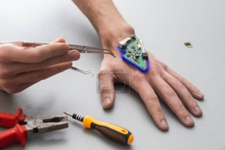 Foto de Microchip biónico dentro del cuerpo humano - tecnología futura y concepto cibernético - Imagen libre de derechos