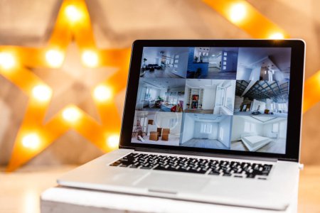 Foto de Concepto en línea de búsqueda de apartamento: aplicación de búsqueda de casa en una pantalla portátil - Imagen libre de derechos