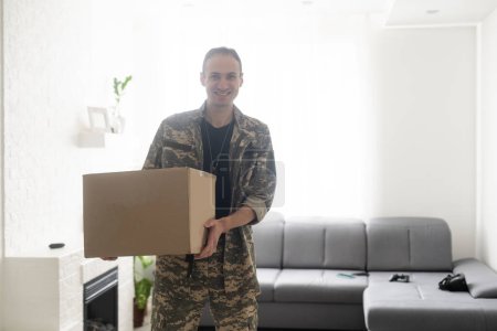 Foto de Military man with a box. - Imagen libre de derechos