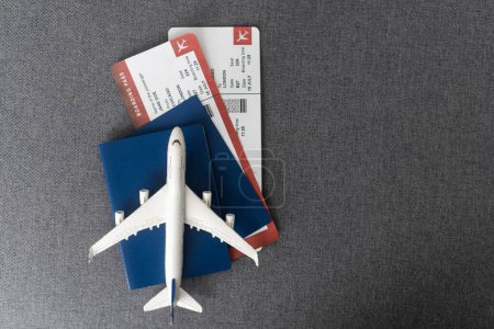 Foto de Billetes de avión, pasaportes y avión de juguete sobre la mesa
. - Imagen libre de derechos