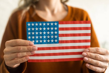 Téléchargez les photos : Main tenant drapeau américain sur blanc - en image libre de droit