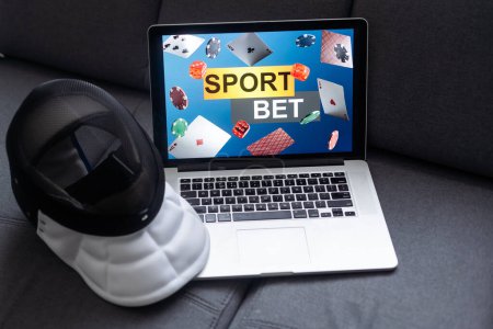 Téléchargez les photos : Escrime, paris sportifs sur un ordinateur portable. - en image libre de droit