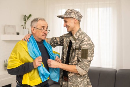 Ältere Vater und Sohn militärische Flagge der Ukraine.