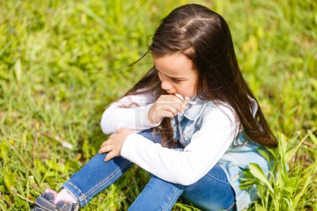 Téléchargez les photos : Belle petite fille triste pleurer, sur fond d'été - en image libre de droit