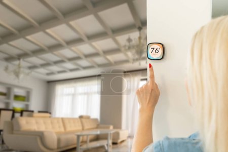 Banner de casa inteligente. IoT Domótica domótica de casas panorámica. Dispositivo de termostato de tecnología con iconos de aplicaciones que muestran la temperatura y el ajuste de frío por calor.