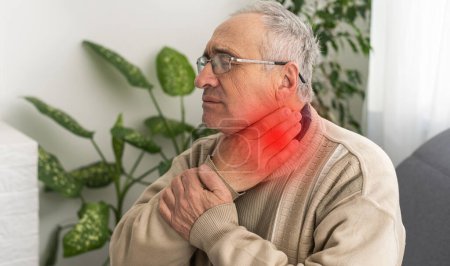 Cara masculina con una dolorosa mancha roja en el cuello. Conceptos de problemas con la tiroides o dolor de garganta.