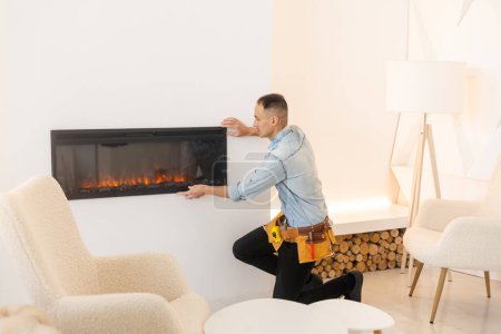 Téléchargez les photos : Fireplace worker, installation and repair. - en image libre de droit