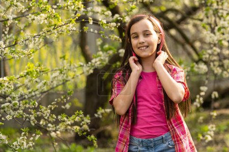 Téléchargez les photos : Portrait d'une fille mignonne heureuse 8-9 ans - en image libre de droit