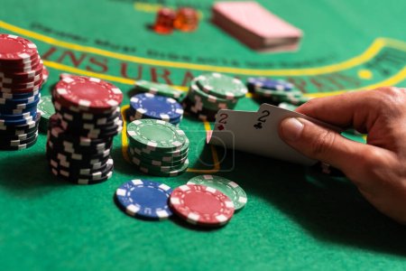 Casino-, Glücksspiel- und Unterhaltungskonzept - ein Stapel Pokerchips auf einem grünen Tisch