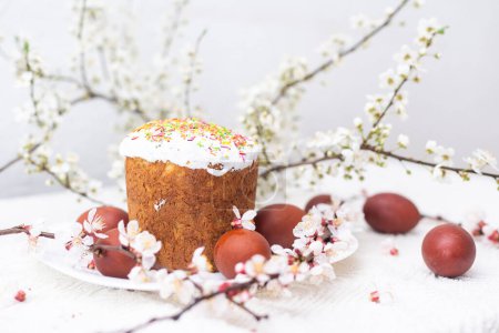 Téléchargez les photos : Gâteau de Pâques et oeufs colorés. Cuisine traditionnelle de Pâques. Vacances de Pâques. Gros plan - en image libre de droit
