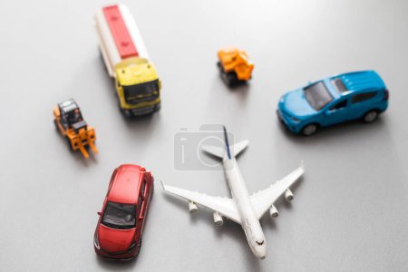 Téléchargez les photos : Toy car with air plane. Travel concept. - en image libre de droit