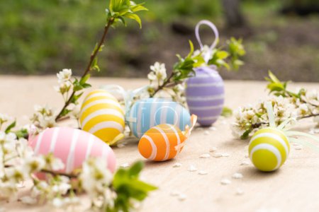 Foto de Composición decorativa de Pascua con huevos pintados, ramas florecientes - Imagen libre de derechos