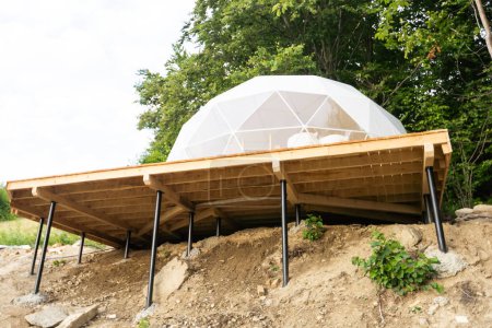 Foto de The process of building a dome tent in the mountains. - Imagen libre de derechos