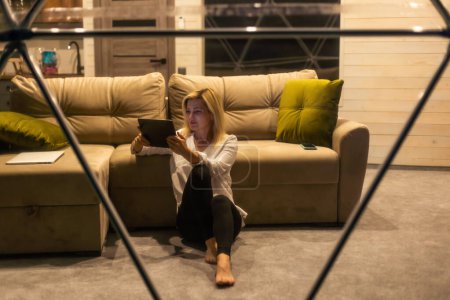 Téléchargez les photos : Hipster fille travaillant avec un ordinateur portable au bureau à la maison dans un glamping dans les montagnes avec une vue imprenable - en image libre de droit