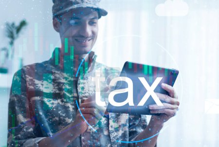 Foto de Un soldado en una pantalla táctil de camuflaje militar escanea a mano Icono del impuesto sobre la renta personal en línea para el pago de impuestos - Imagen libre de derechos