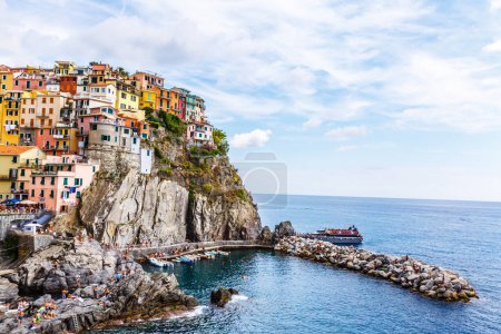 Foto de Playa de piedra en italia, parece un pequeño pueblo junto al mar. - Imagen libre de derechos