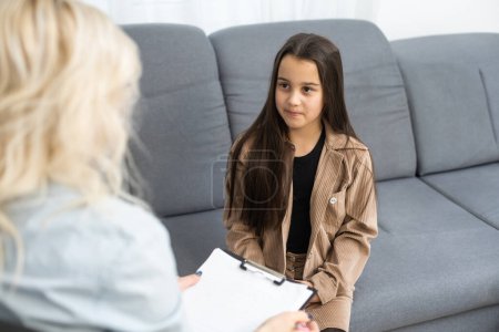 psicólogo de la escuela mujer se comunica con una colegiala.
