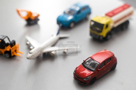 Téléchargez les photos : Figurine, toy car and toy airplane. - en image libre de droit
