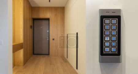 Foto de Control de acceso de puerta, cerradura electrónica con botones en el apartamento. - Imagen libre de derechos