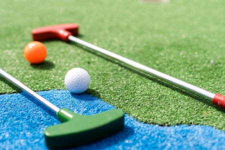 Téléchargez les photos : Bâton de golf et balle sur herbe verte gros plan - en image libre de droit