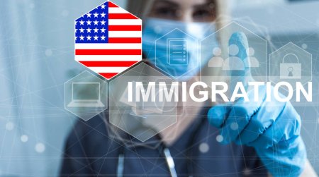 Foto de Concepto de inmigración a EE.UU. con botón virtual presionando. - Imagen libre de derechos