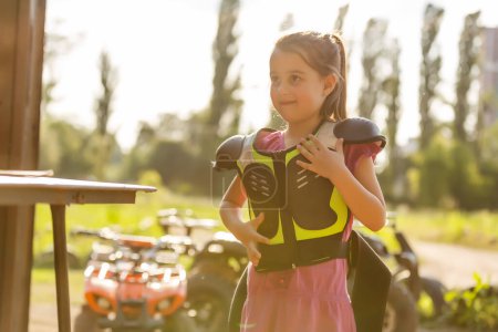 Téléchargez les photos : Petite fille en quad VTT sur piste de course - en image libre de droit