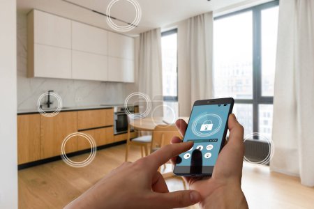 Foto de Sistema de control remoto en el hogar en un teléfono - Imagen libre de derechos