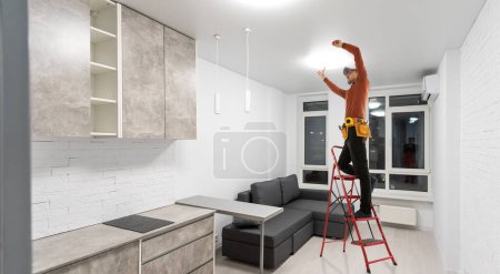 Hombre constructor, trabajos de reparación en apartamento