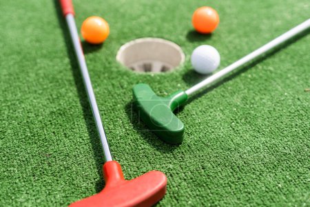 Téléchargez les photos : Gros plan du trou de golf miniature avec batte et balle
. - en image libre de droit
