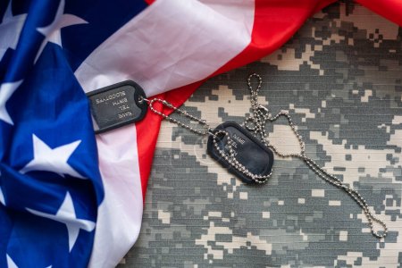 Foto de Fichas del ejército en uniforme militar y fondo de la bandera nacional de EE.UU. - Imagen libre de derechos
