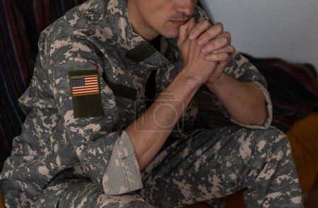 Foto de Soldado: Hombre de uniforme orando - Imagen libre de derechos