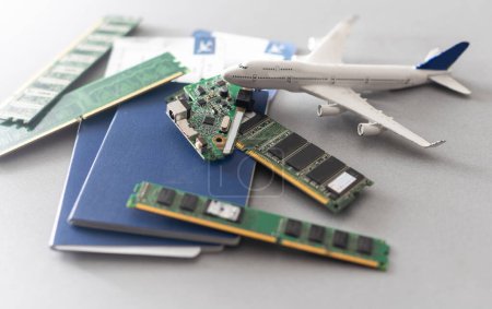 Foto de Concepto: sustitución de pasaportes en papel por chips electrónicos para viajeros aéreos. - Imagen libre de derechos