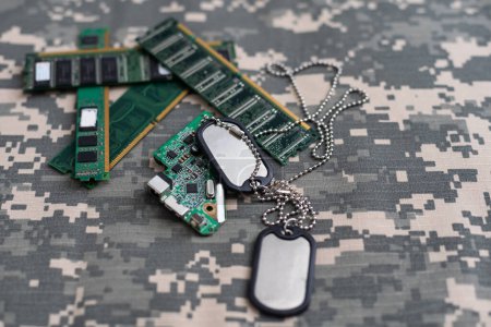 Foto de Uniforme militar y microcircuitos. camuflaje verde - Imagen libre de derechos